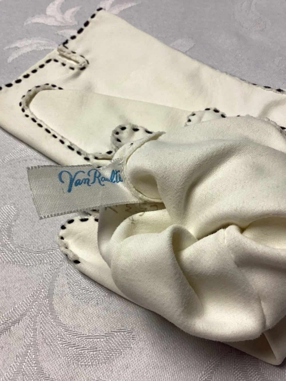 VAN RAALTE. VINTAGE LADIES GLOVES. BLK / WHITE STITCH. RARE 💃💃💃